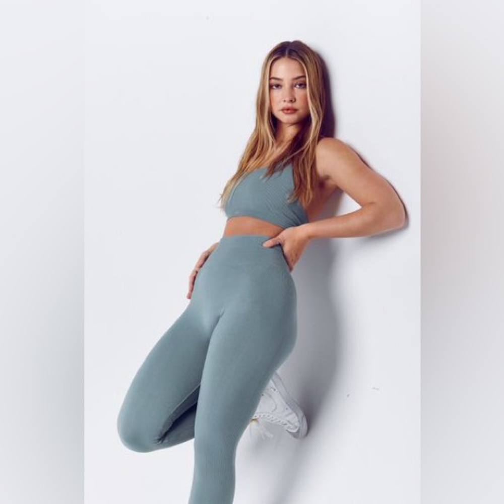 SET Active by Madelyn Cline leggings in Mist ✨